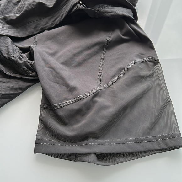NWOT Lululemon 2 in 1 run shorts grey 6 - Picture 7 of 8